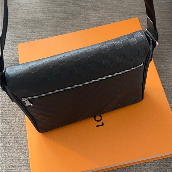 Louis Vuitton District MM Damier Infini Leather - Picture 10 of 12